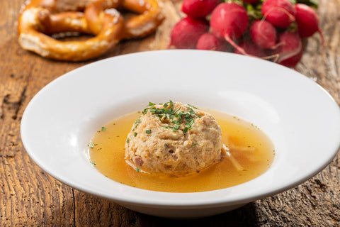Tiroler Semmelknödel mit Speck – das Rezept aus den Alpen - TIROLISH